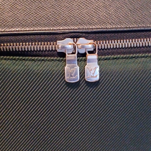 ✨️LOUIS VUITTON TAIGA TAIMYR MESSENGER BAG - Picture 5 of 15